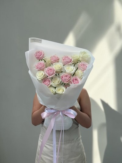 20 pink and white roses bouquet